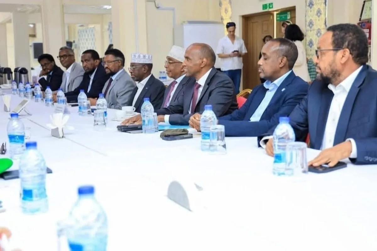 Sawir war oo la xiriira Guddiga Mucaaradka Soomaaliya oo Canbaareeyay Hanjabaadaha Laga Soo Jeediyay Wasiirka