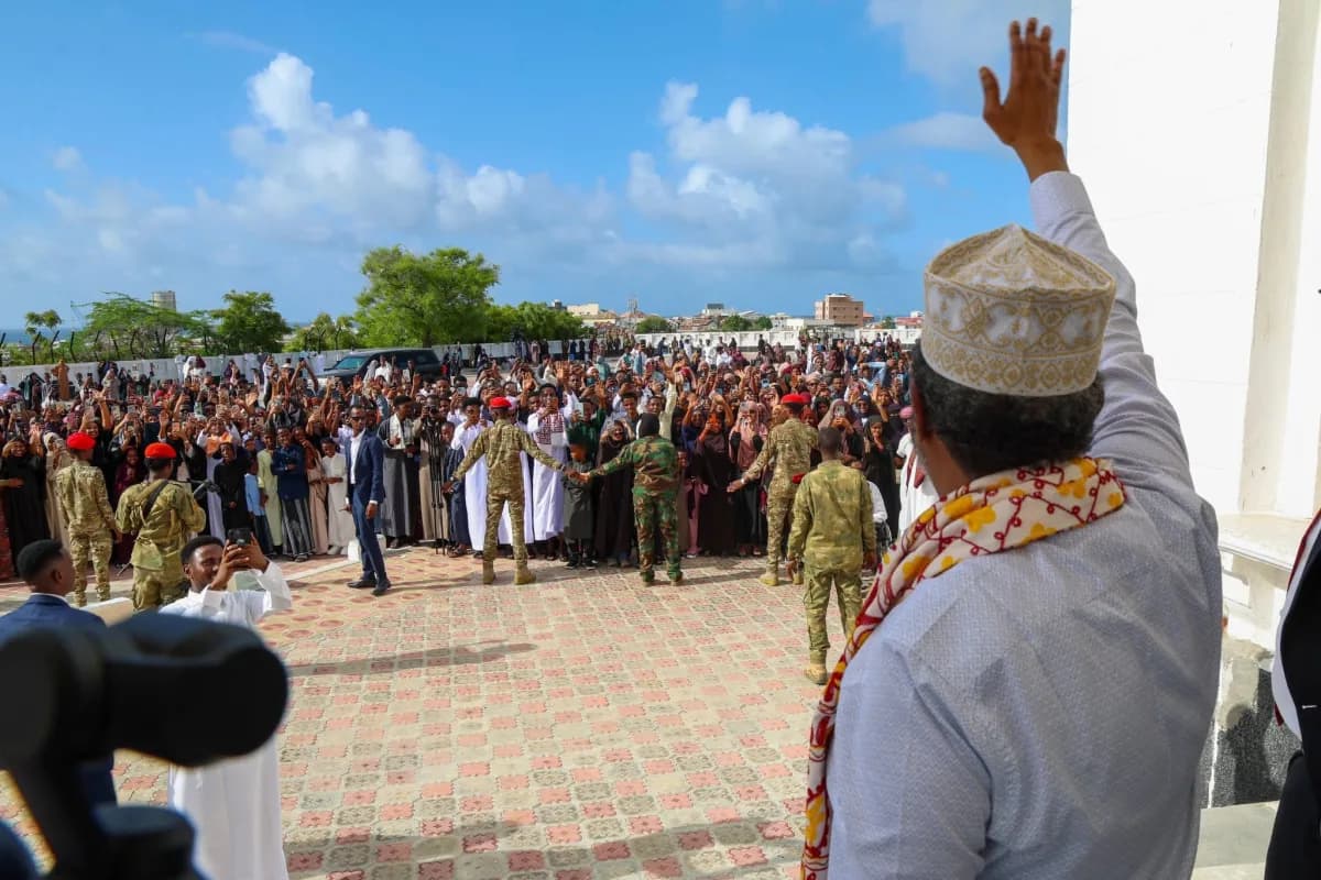 Madaxweyne Xasan Sheekh oo la ciidey qaar kamid ah shacabka Muqdisho.