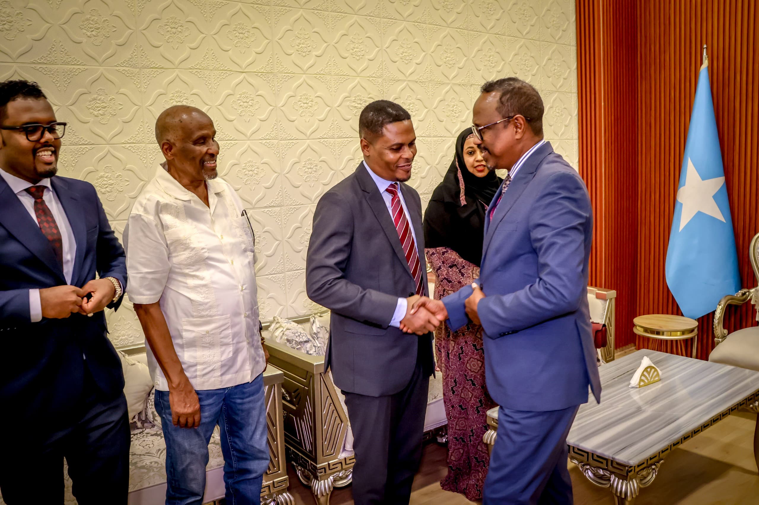Sawirada: Safiirka Cusub ee Jabuuti u Fadhiya Soomaaliya oo Si Diiran Loogu Soo Dhaweyay Muqdisho