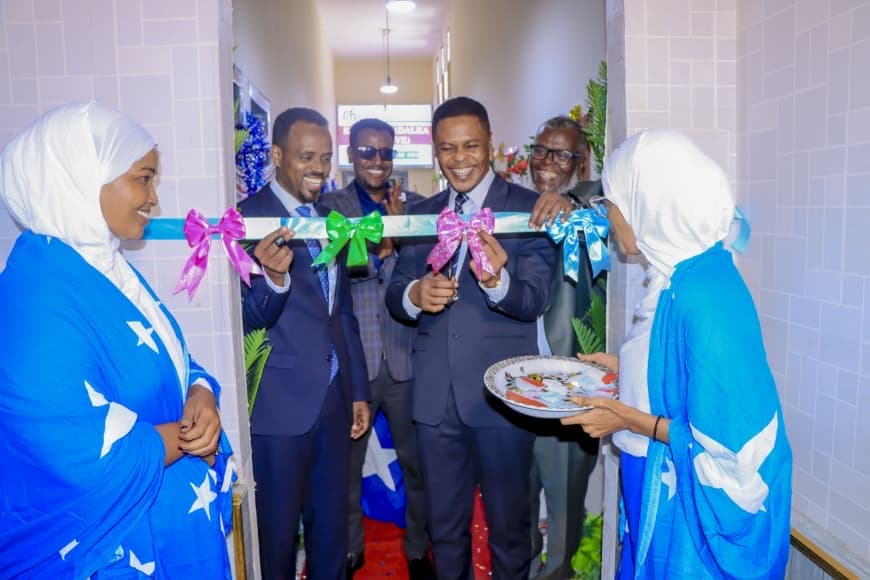 Wasiirka Warfaafinta oo Bilaabay Dib-u-habeynta Kaydka Raadiyaha Muqdisho si loo Dardar-geliyo Howlaha Casriyeynta