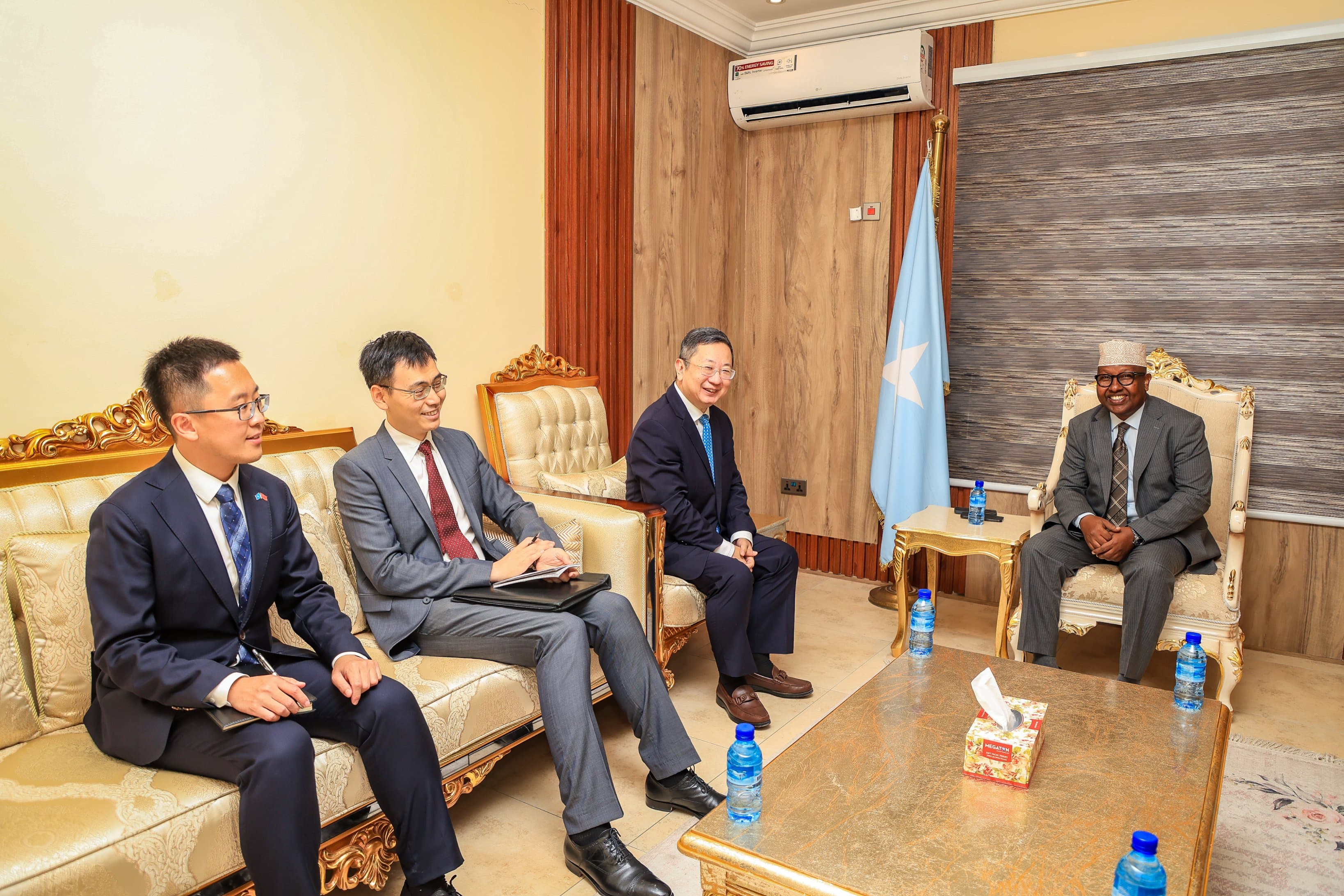 Wasiirka Difaaca, Safiirka Shiinaha oo ka wada hadlay Xoojinta Iskaashiga Difaaca iyo Amniga