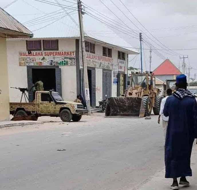 Sawir war oo la xiriira Mogadishu standoff: opposition takes up positions a stone’s throw from Villa Somalia
