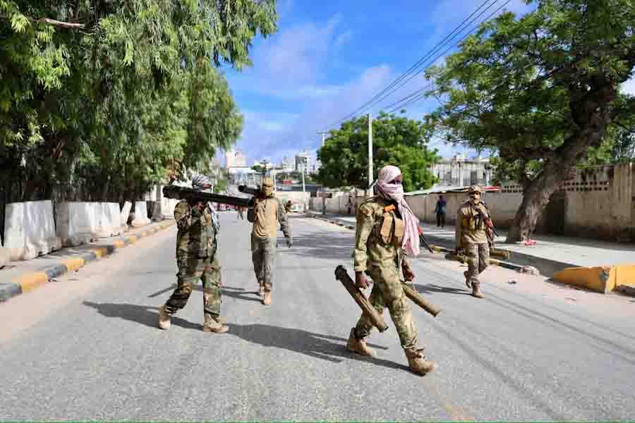 Sawir war oo la xiriira Somalia: Gun battles erupt in Mogadishu after raid on ex-PM’s home