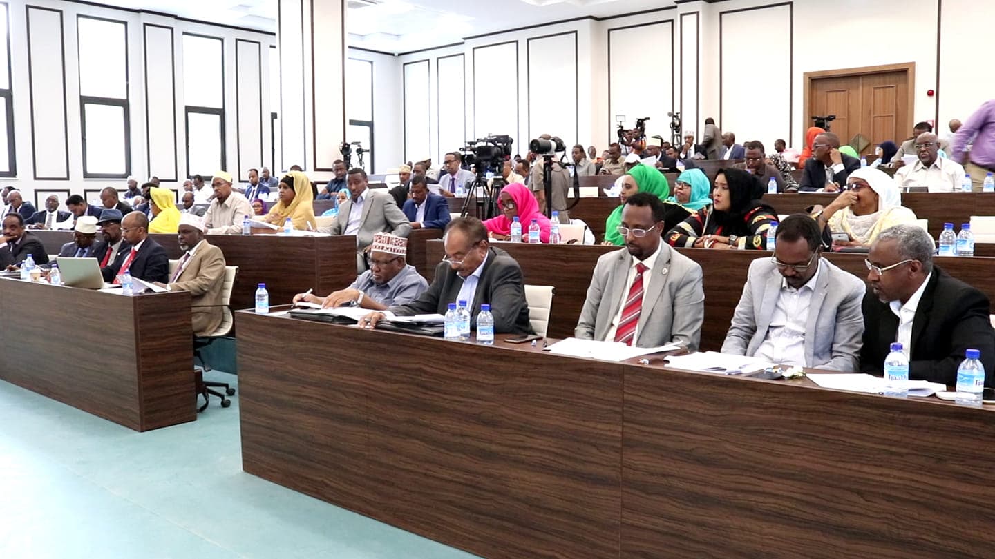 Xildhibaano dacwad ka gudbiyey saraakiil katirsan ciidanka Somalia.