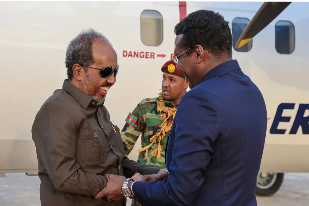 Qoor- qoor iyo Axmed Madoobe oo Madaxweyne Xasan uga digey doorasho dhinac ka raran.