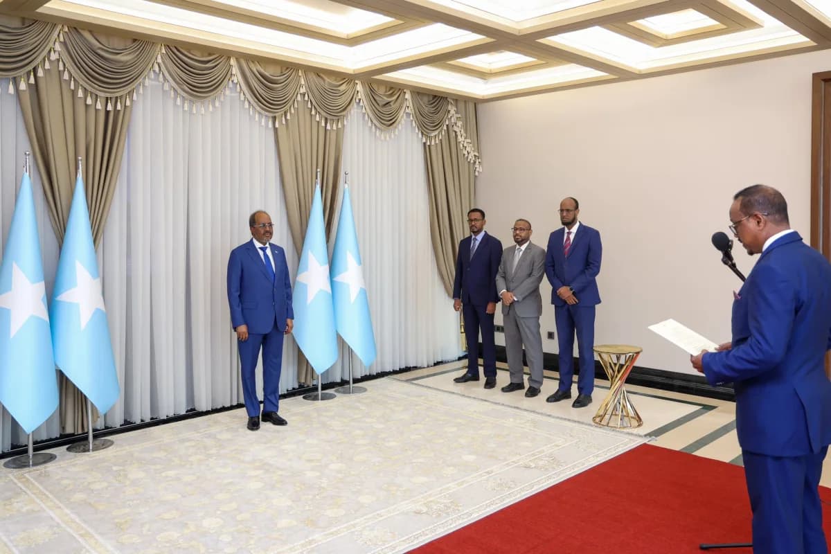 Madaxweyne Xasan Sheekh oo siiwata shaqa maalmeedkiisa.