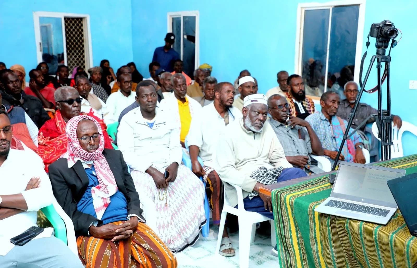 Sawir war oo la xiriira PUNTLAND: Xildhibaano la kulmay bulshada degmada Bandar-bayla.
