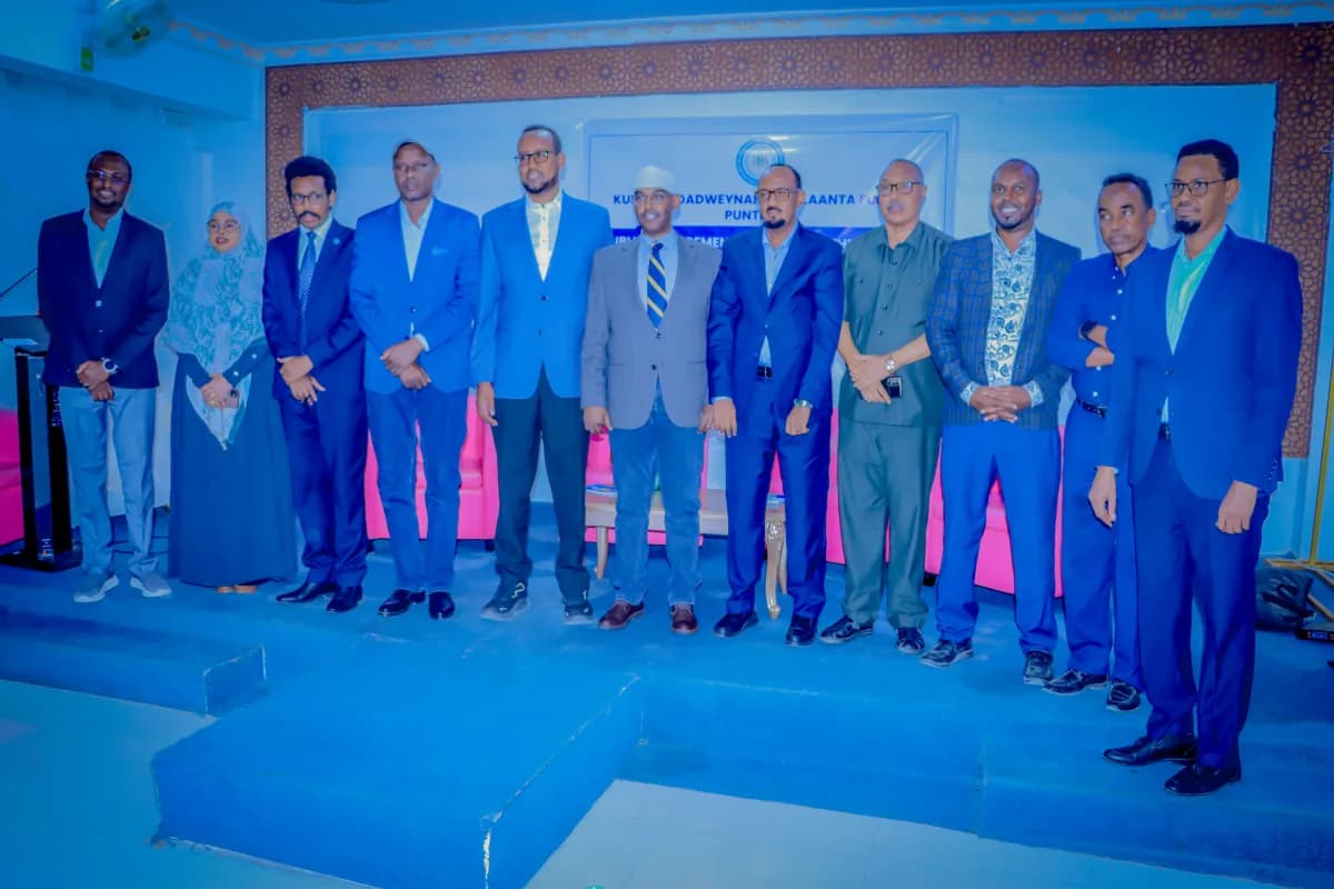 Sawir war oo la xiriira Shacabka Garoowe oo su’aalo waydiiyey qaar kamid ah Golaha xukuumadda.