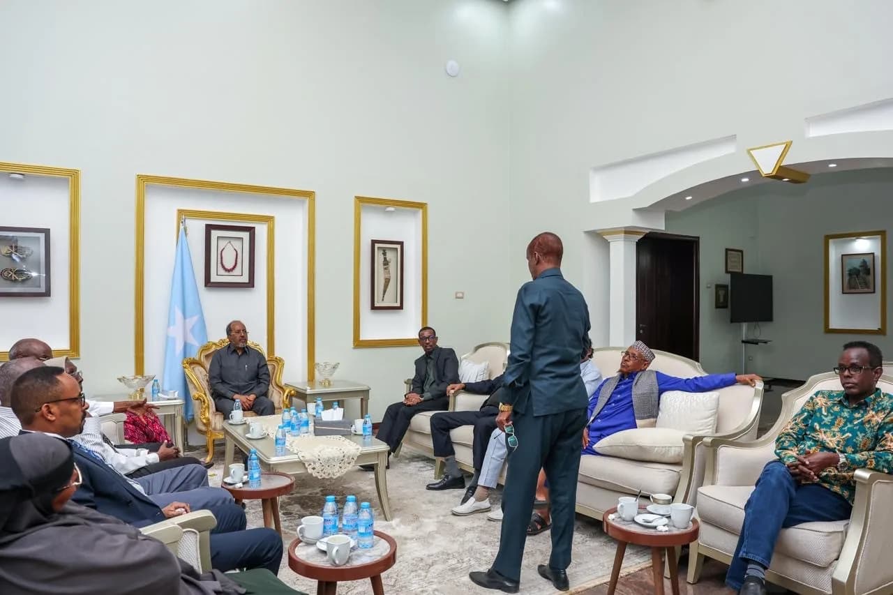 Xasan Shiikh oo kulan la yeeshay Abwaano Soomaaliyeed