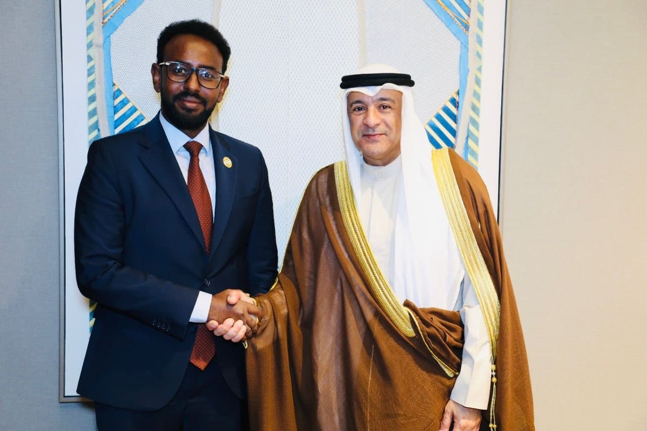 Sawir war oo la xiriira Wasiir Ayuub Ismaaciil oo magaalada BAKU kula kulmay Xoghayaha Golaha Iskaashiga Dalalka