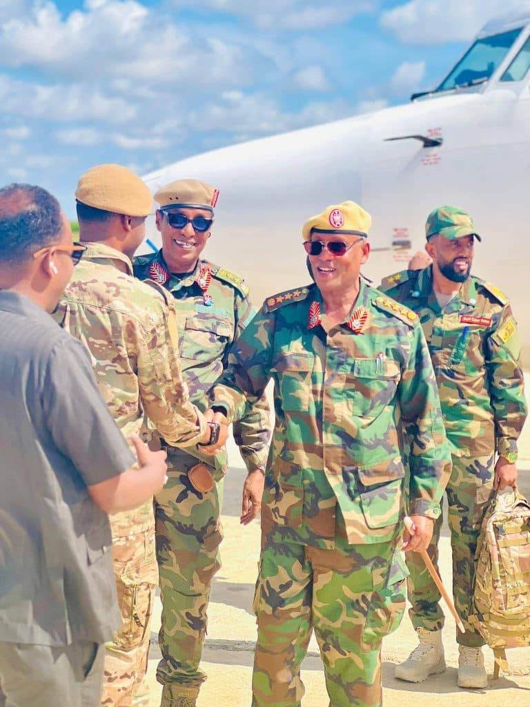 Sawir war oo la xiriira Saraakiil Milatari ah oo kusii qulqulaya Baydhabo iyo cabsi ka taagan…..