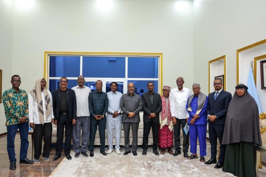 Madaxweyne Xasan oo la kulmay Abwaano Soomaaliyeed