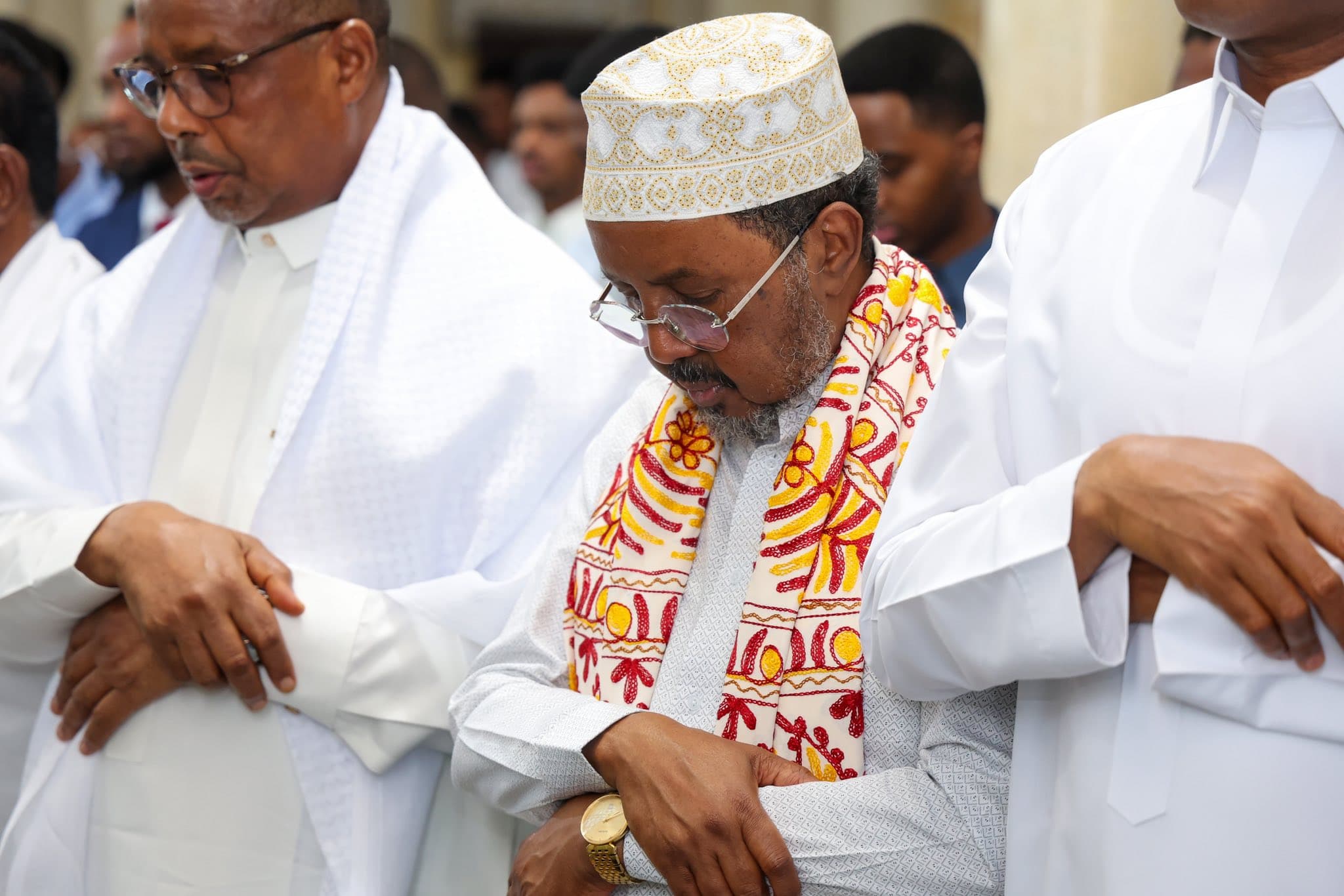 Madaxweynaha Soomaaliya oo Salaadda Ciidda Carafo kumaan shacabka kula tukaday Muqdisho