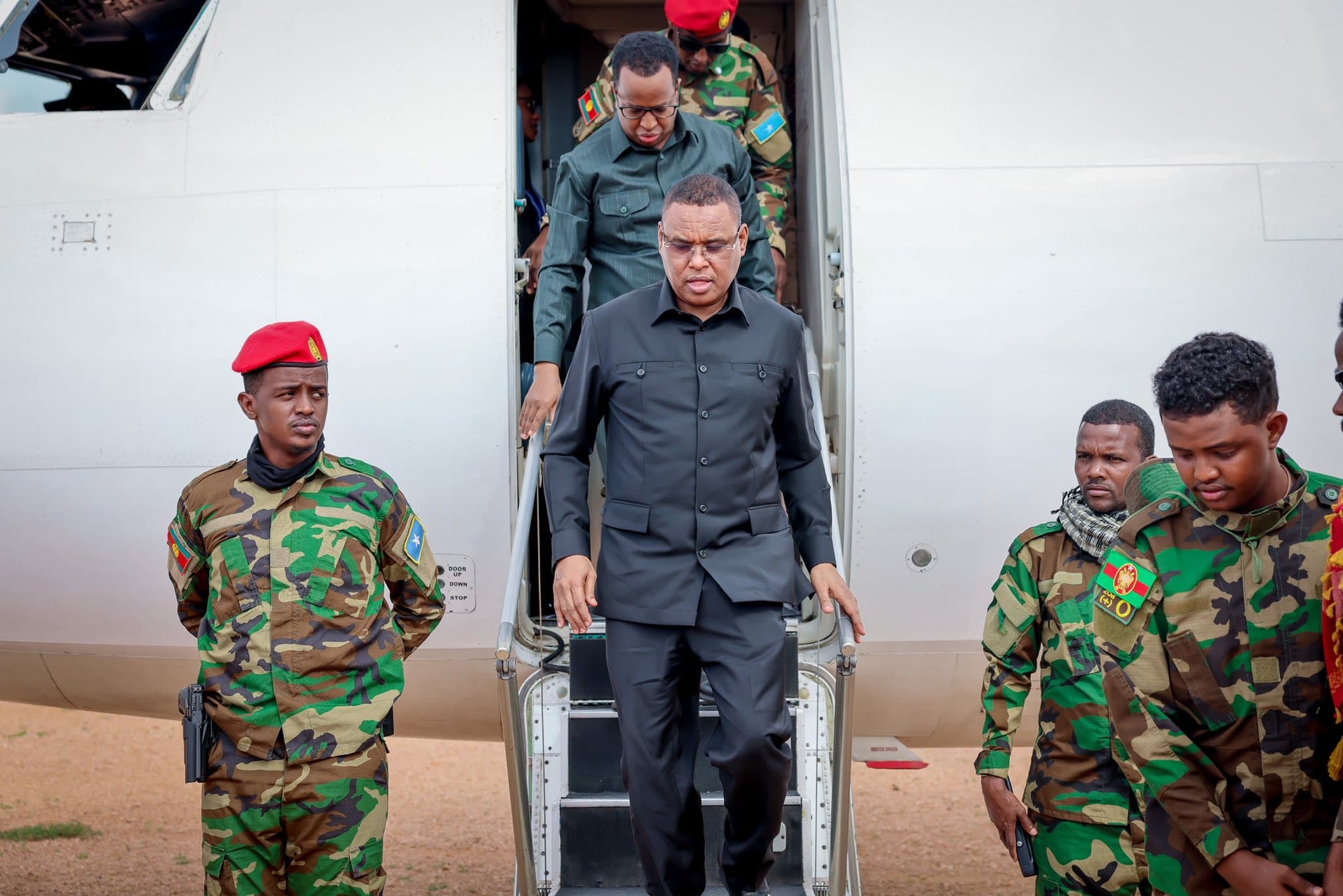 Sawir war oo la xiriira Hogaamiyaha KMG Koonfur Galbeed iyo wafdi uu hogaaminayo oo degmada Diinsoor.