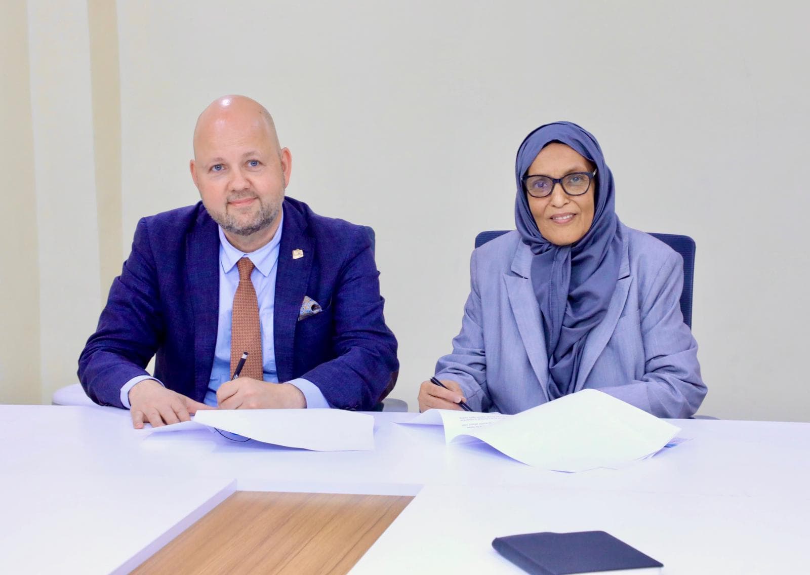 Guddiga Madaxa-bannaan ee Xuquuqul Insaanka Qaranka Soomaaliyeed Machadka Raoul oo kala saxeexday heshiis lagu xoojinayo xuquuqda aadanaha
