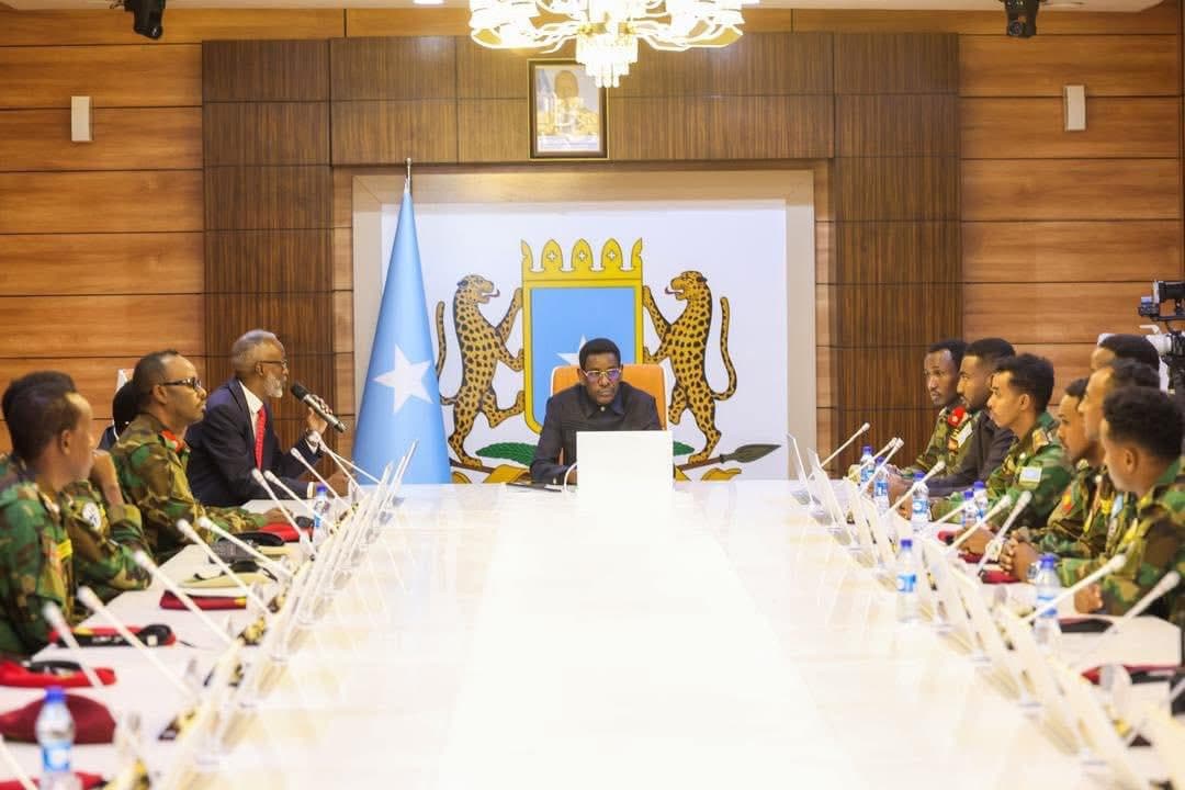Sawir war oo la xiriira Wasiirka Amniga Gudaha Oo Shahaadooyin Guddoonsiiyay Saraakiil Ku Soo Qaatay Tababar Amni
