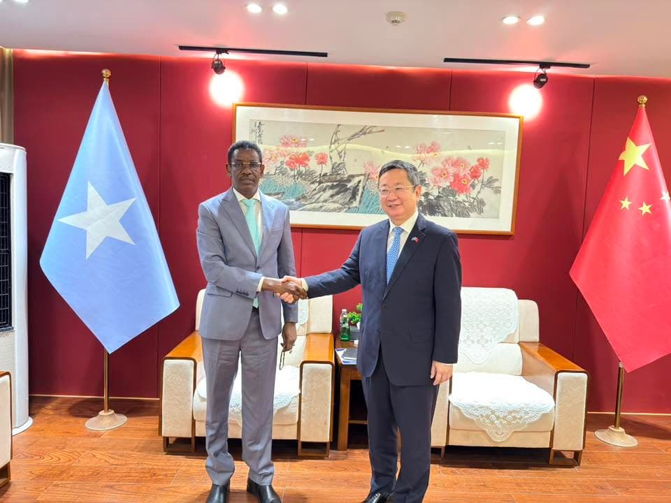 Wasiirka Amniga Gudaha iyo Safiirka Shiinaha oo Ka Wada Hadlay Xoojinta Iskaashiga Amniga
