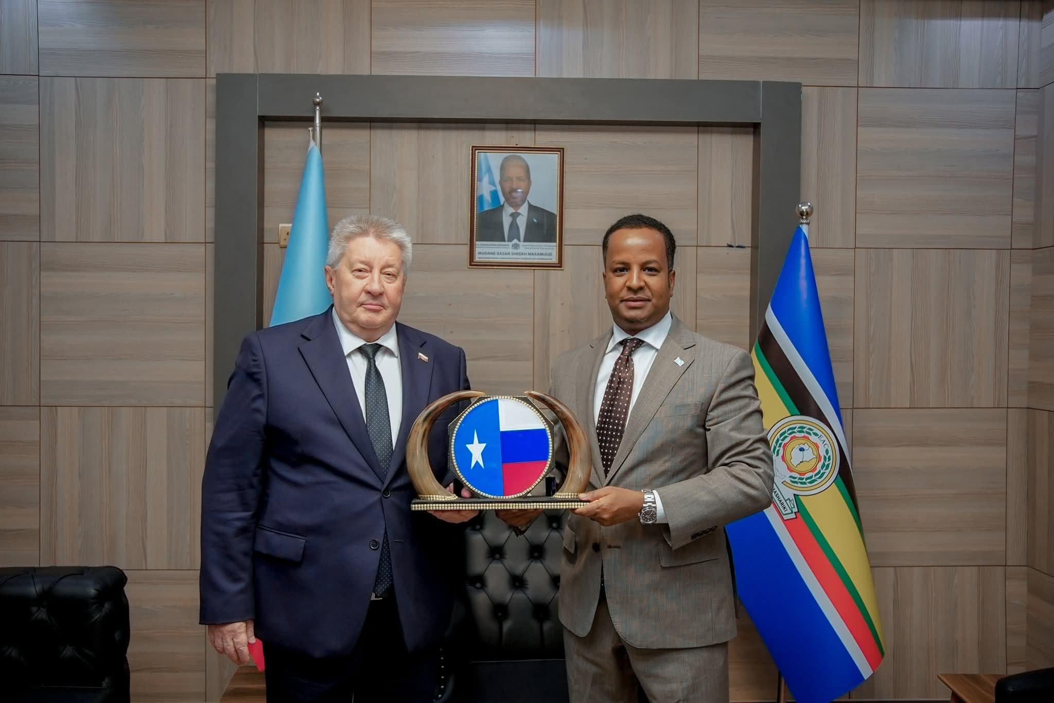 Sawir war oo la xiriira Wasiirka Arrimaha Dibadda oo Tacsi u Diray Safiirka Ruushka ee Ka Tagi Doona Soomaaliya