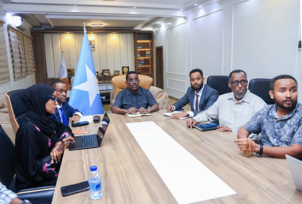 Wasiirka Arrimaha Gudaha oo Shir Guddoomiyay oo ku Saabsan Xeerka Golaha Degmooyinka Banadir