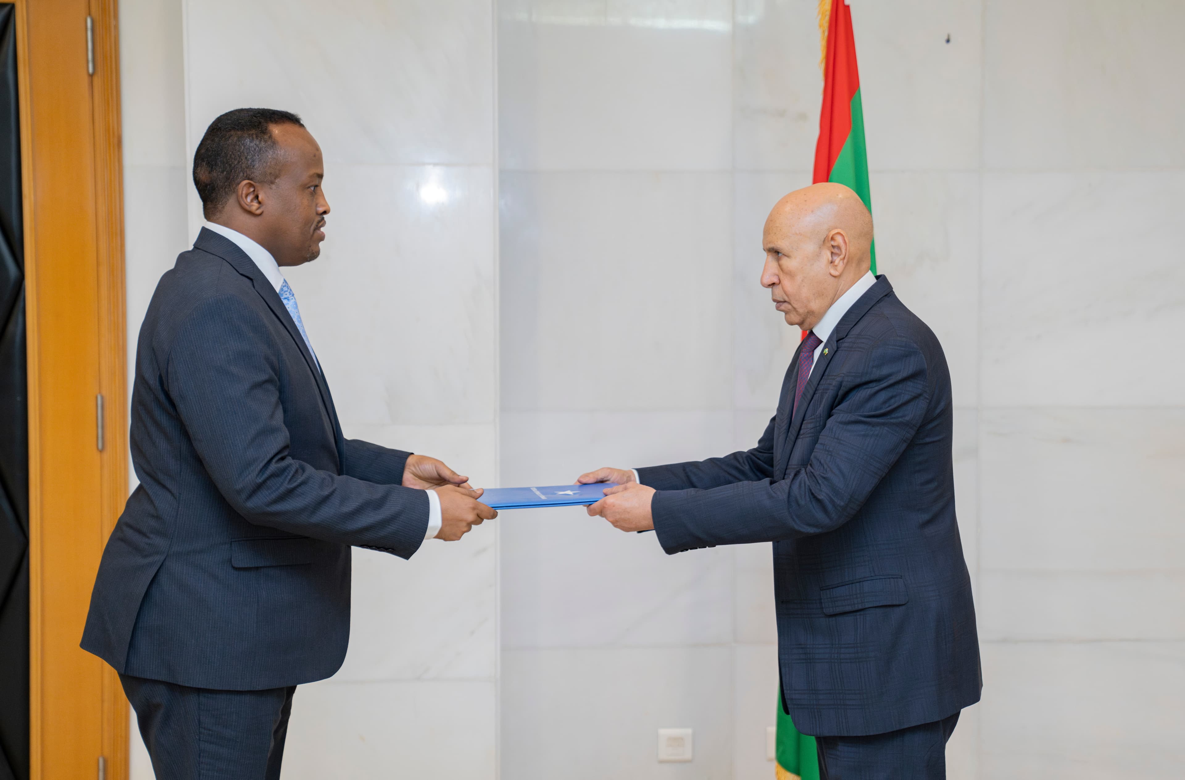 Sawir war oo la xiriira Safiirka Soomaaliya oo Warqadaha Aqoonsiga u Gudbiyay Madaxweynaha Mauritania