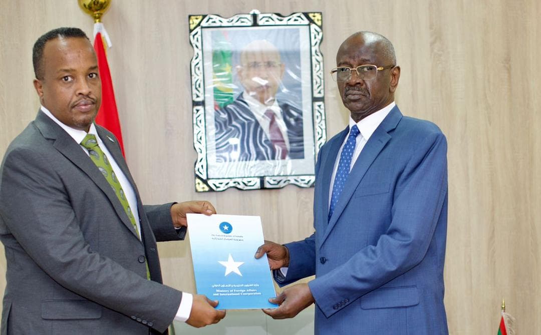 Sawir war oo la xiriira Safiirka Soomaaliya ee Mauritania oo soo bandhigay nuqulo ka mid ah waraaqaha aqoonsiga