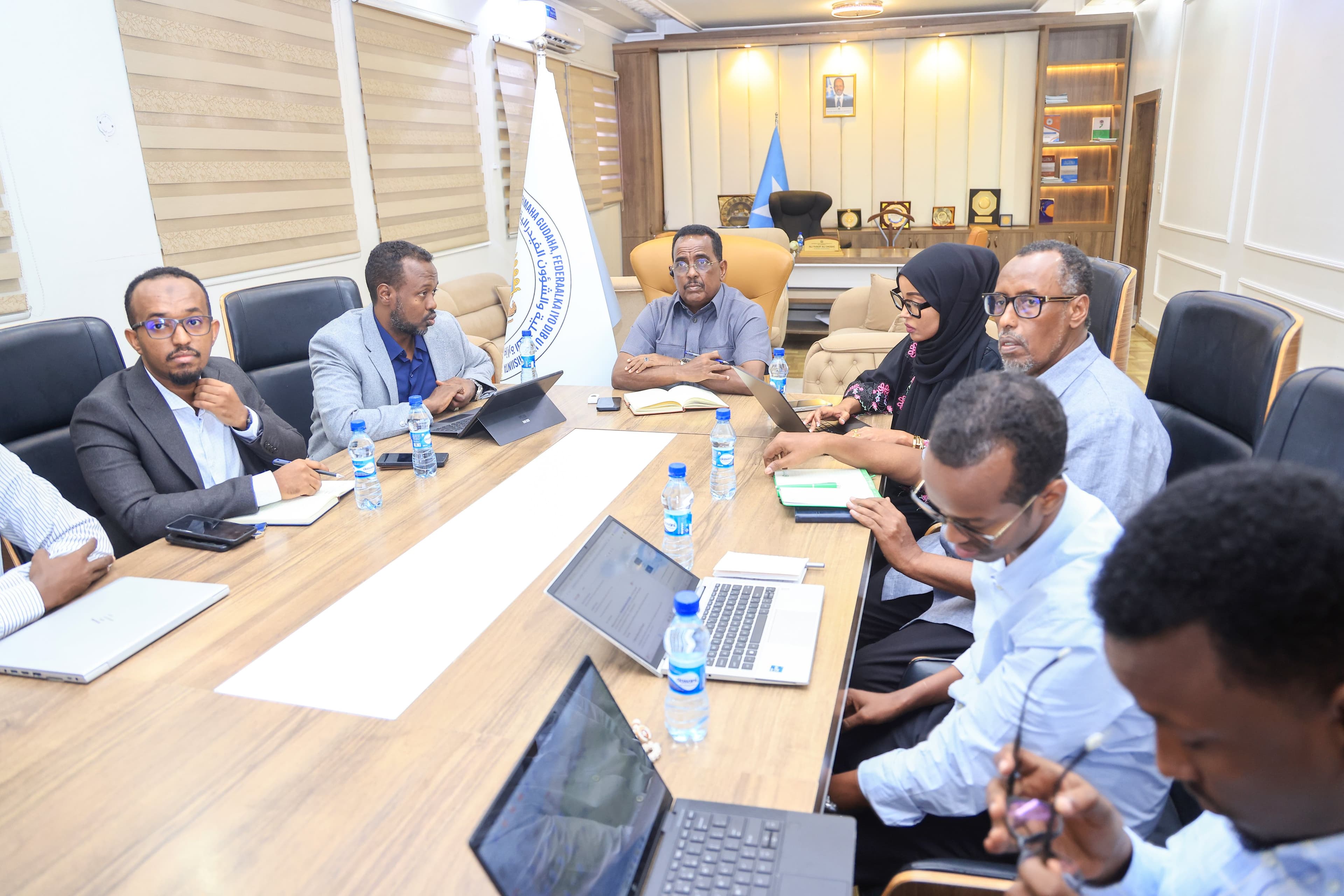 Wasiirka Arrimaha Gudaha oo Helay Warbixin ku Saabsan Horumarka Nidaamka Diiwaangelinta Madaniga iyo Xogta Muhiimka ah