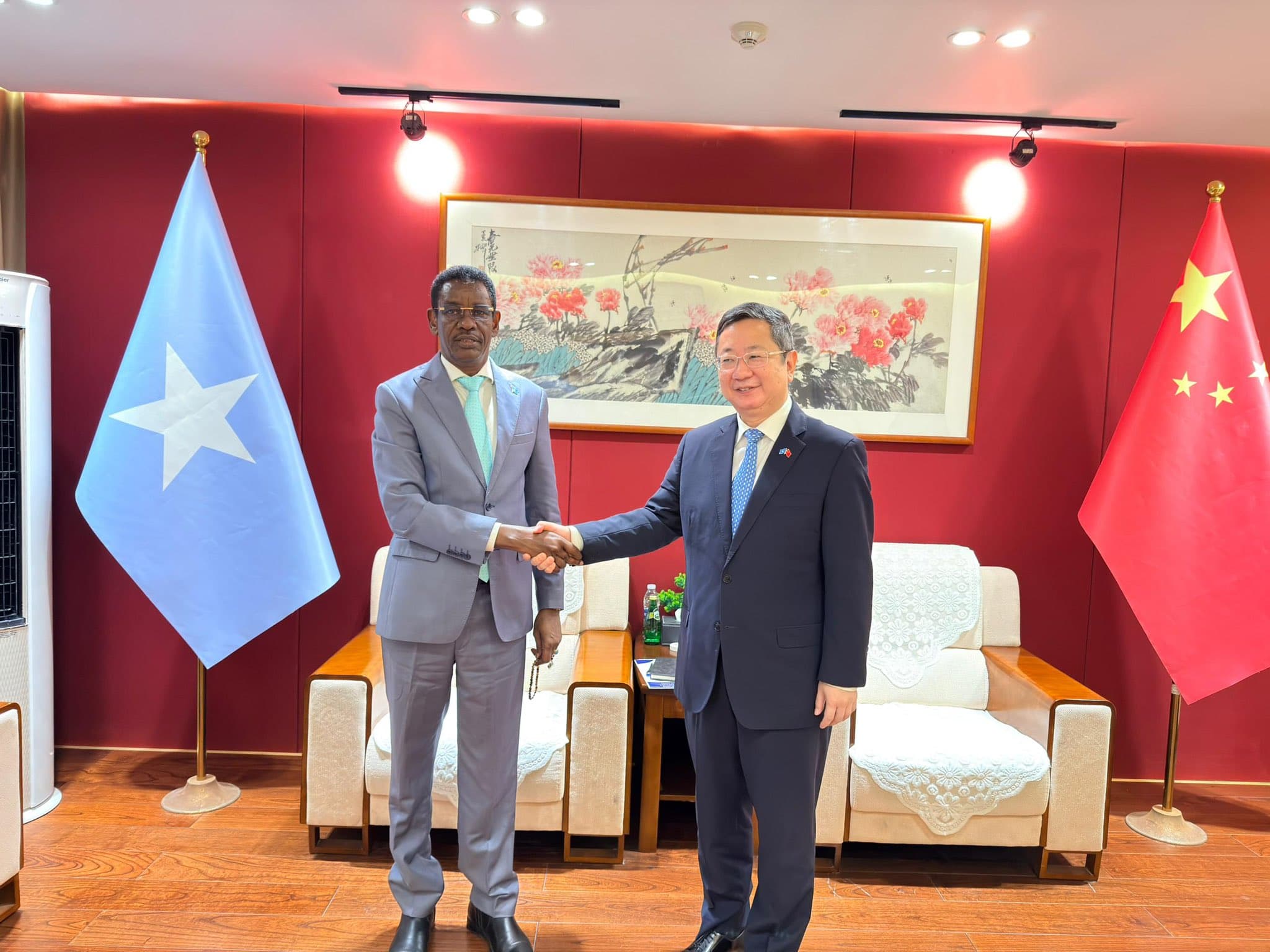 Wasiirka Amniga oo la kulmay Safiirka Shiinaha, kana hadlay horumarinta mudnaanta wadajirka ah