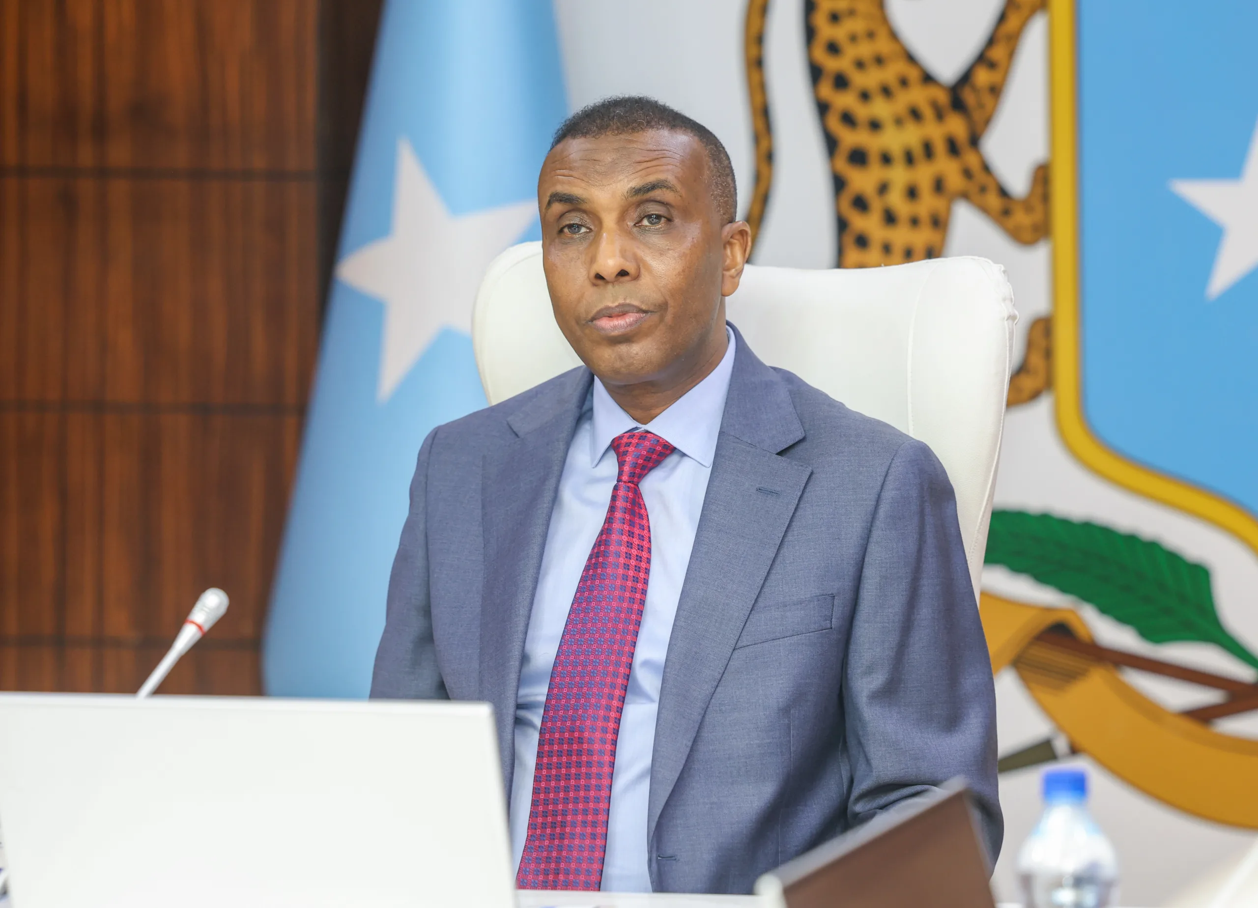 Daawo: Ra’iisul wasaare Xamza oo jawaab kulul siiyay Sheekh Shariif