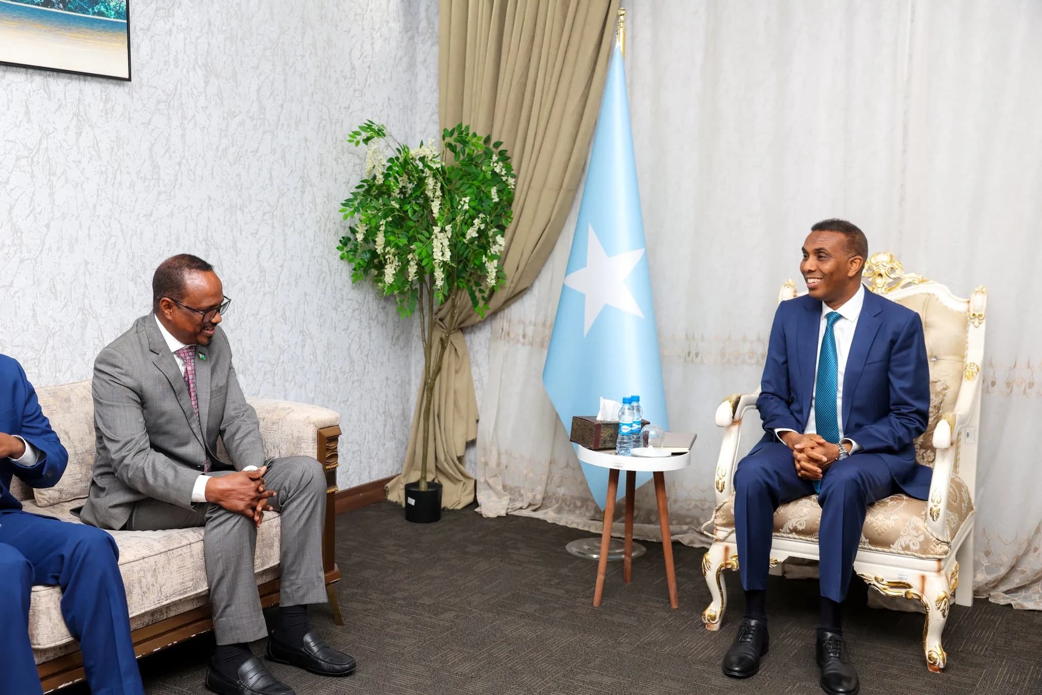Sawir war oo la xiriira Maxay ka wada-hadleen R/W Xamza iyo safiirka cusub ee Jabuuti? + Sawirro