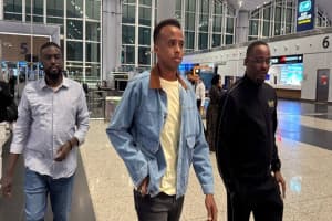 Garsooraha Soomaaliyeed Omar Artan ayaa ku soo laabtay dalkiisa ka dib markii la diiday inuu galo Maraykanka, taasoo dhammaysay doorkiisii Koobka Adduunka